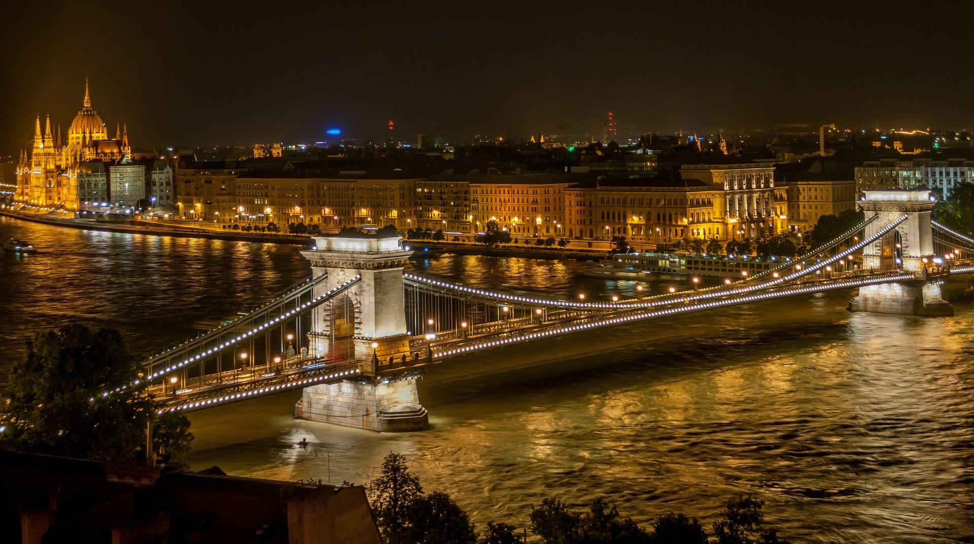 The chain bridge at night